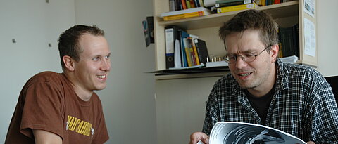 Studierender und Professor im Gespräch